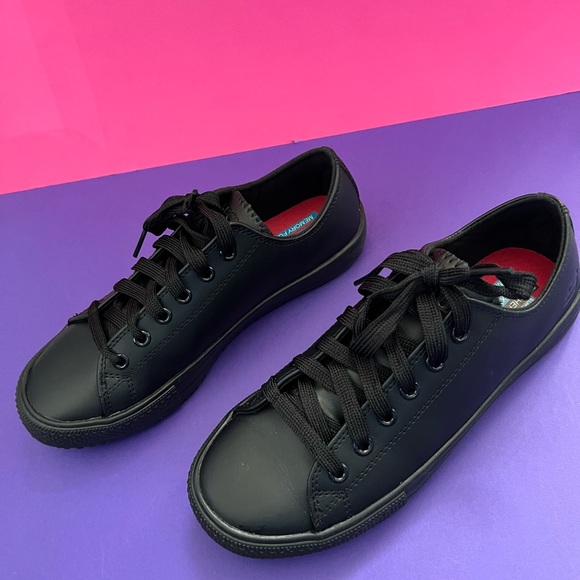 New without tags Sketchers Non-Slip Women 7.5 Shoes